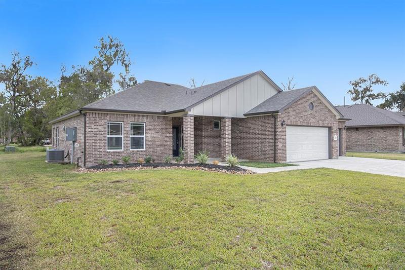 257 Inwood Dr, West Columbia, TX 77486 for Sale