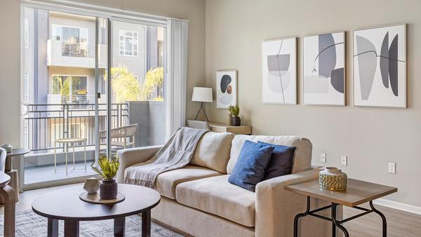 Rent Victor on Venice #001 - 311 in Los Angeles, CA - Landing