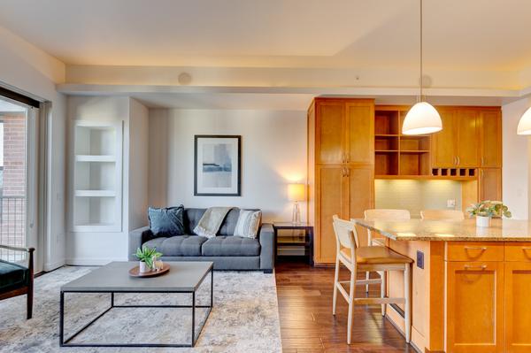 Rent The Taylor #08102 in Dallas, TX - Landing
