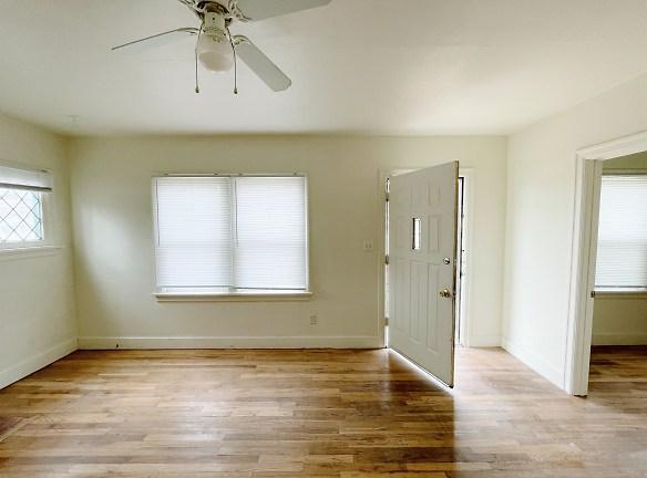 527 Taylor Ave unit 2 - Moscow, ID 83843 - Home For Rent