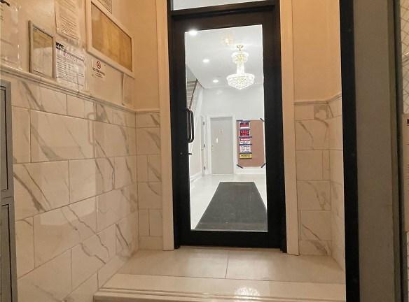 139 Montrose Ave #1+YARD - Brooklyn, NY 11206 - Home For Rent