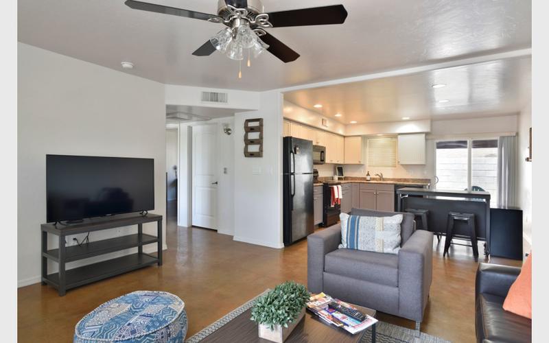 5 Bedroom 2 bath townhouse near U of A! for Rent