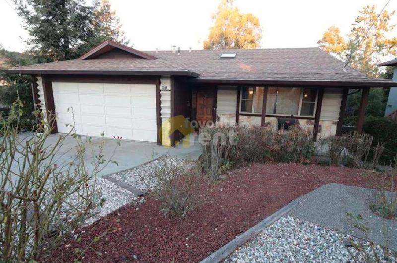 Oakland House – 3 bedrooms + 2.5 bathrooms + parking for Rent