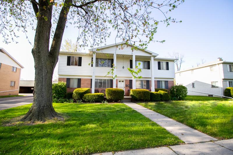 Beautiful 2BR Upper Apartment! 950 SF! On Site Laundry, Central Air, Storage. for Rent