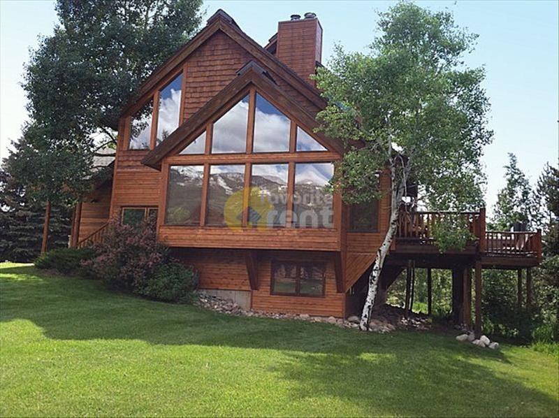 3 Bedroom House, Hot Tub and Mountain View in Steamboat Springs for Rent
