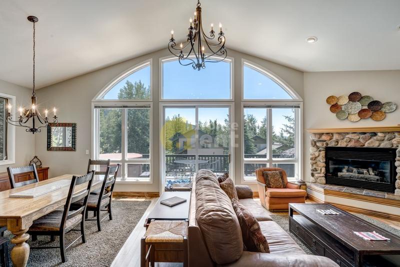 Hot Tub, 2-Car Garage, 4 Bedrooms House in Steamboat Springs for Rent