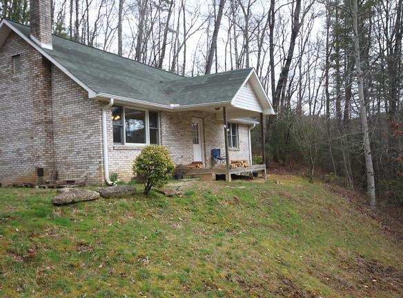 937 Shoal Creek Rd - Balsam Grove, NC 28708 - Home For Rent