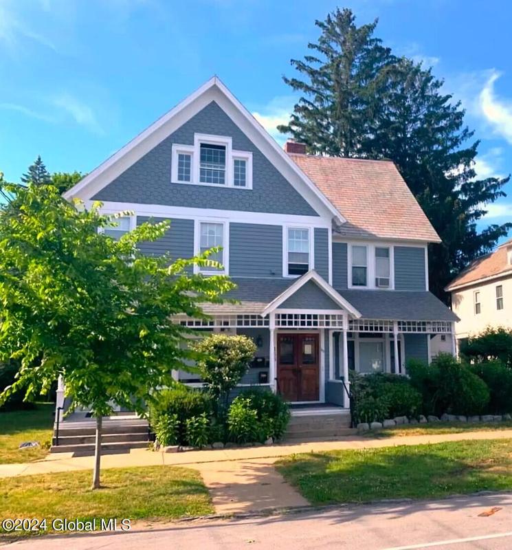 Saratoga Springs, Luxuriously renovated in-town 3 bed 2 bath for Rent