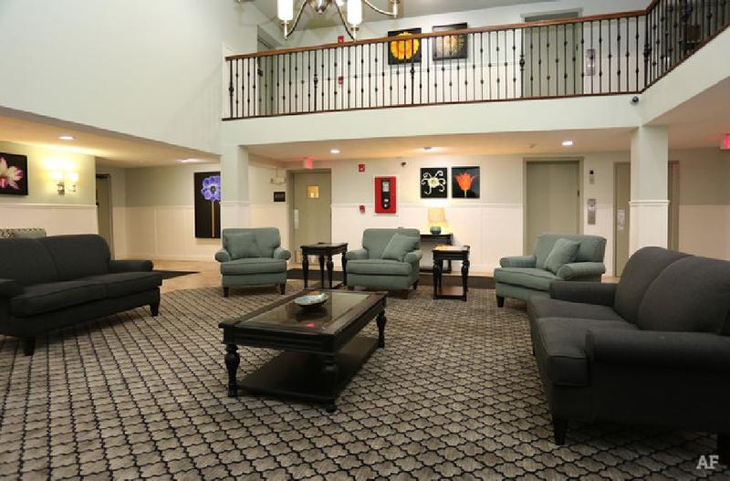 Subleasing 1 Bed 1 Bath Apartment, front facing for Rent