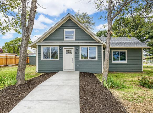304 Chestnut St - Medford, OR 97501 - Home For Rent