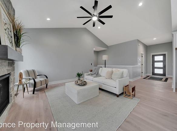 7451 Maxine Dr - Lincoln, NE 68516 - Home For Rent