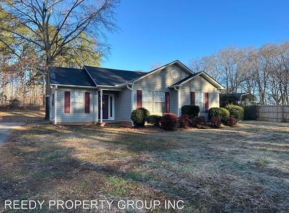 870 Zimmerman Lake Rd - Spartanburg, SC 29306 - Home For Rent