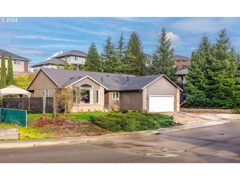 2390 NW GLENMAR DR, Roseburg OR 97471 for Sale