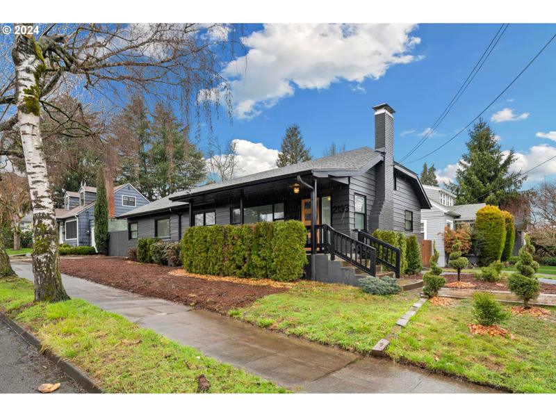 2135 SE BYBEE BLVD, Portland OR 97202 for Sale