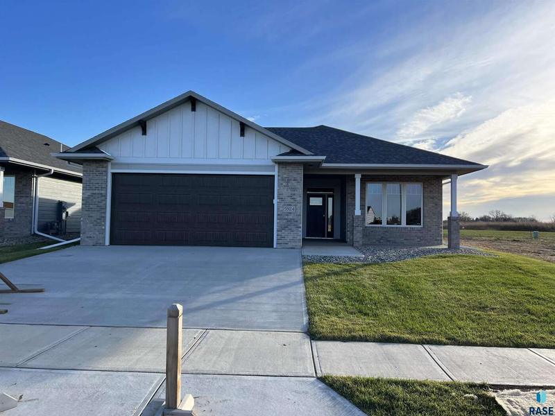 5924 S Spirea Ave, Sioux Falls, SD 57108  612310270 for Sale