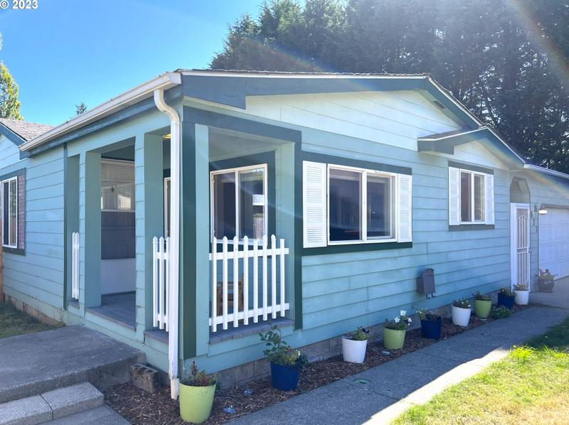 823 Ransom Ave, Brookings, OR 97415 - MLS 23508360 for Sale