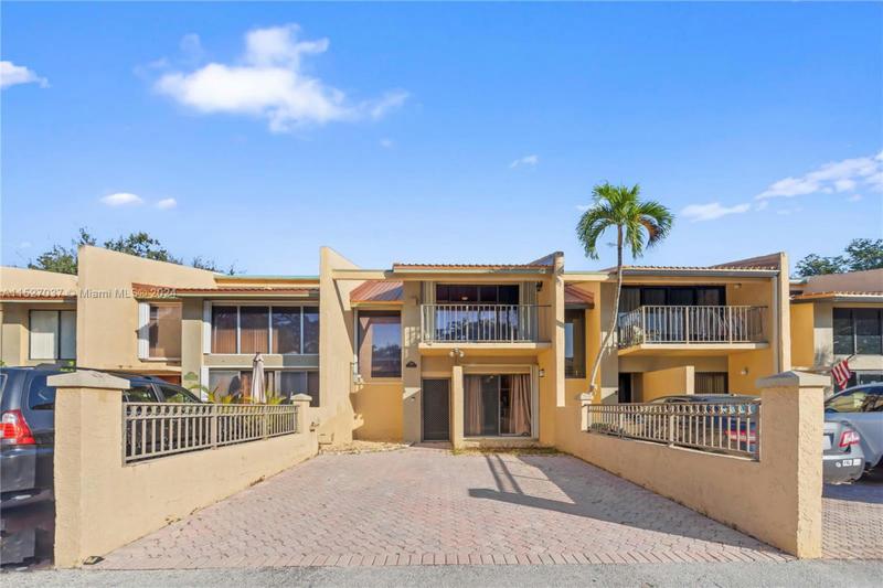 760 E COCO PLUM CIR APT 5, Plantation, FL 33324 Condo/Townhouse For Sale  MLS# A11527037