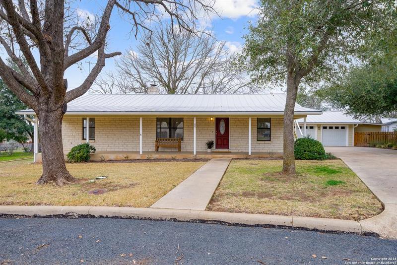 421 W Nimitz St, Fredericksburg, TX 78624 for Sale