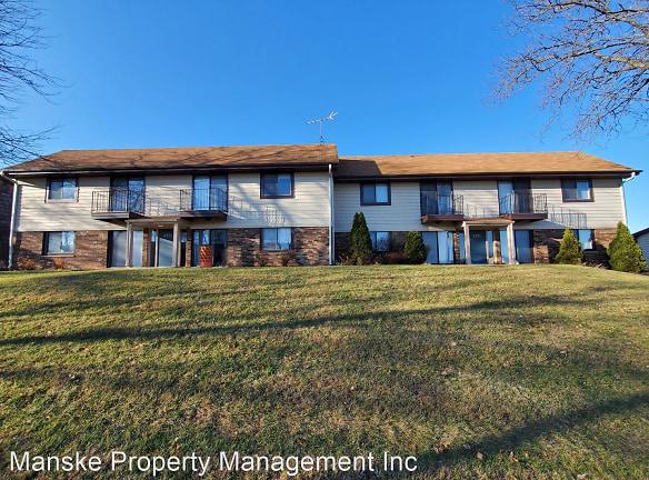 1371 Sunnyridge Rd - Pewaukee, WI 53072 - Home For Rent