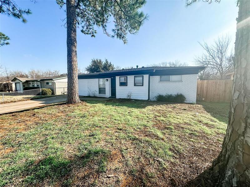 411 N Davis Dr, Arlington, TX 76012 for Rent