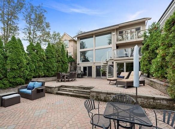 2380 Walnut Lake Rd - West Bloomfield, MI 48323 - Home For Rent
