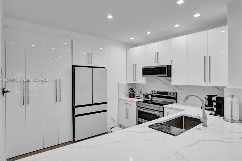 21150 Jib Court, Unit J12, Aventura, FL 33180 for Sale