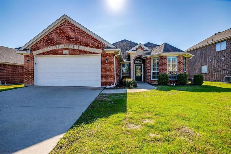 8445 Arroyo Ln, Benbrook, TX 76126 for Sale